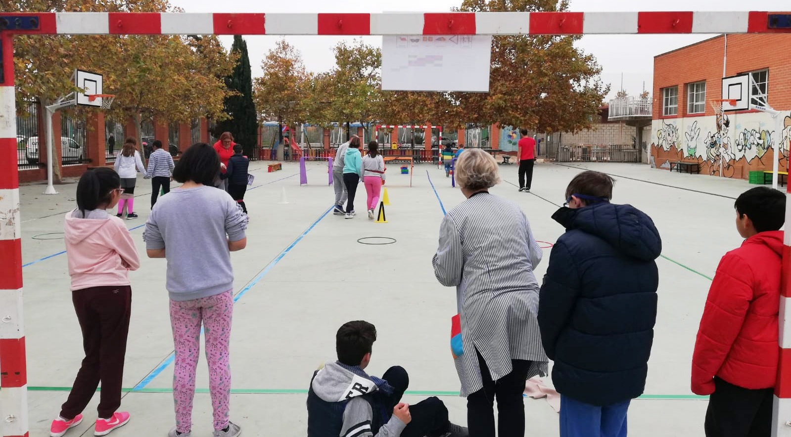 Ir a Niños con y sin discapacidad intelectual celebran un día de convivencia para hablar de sus patios.