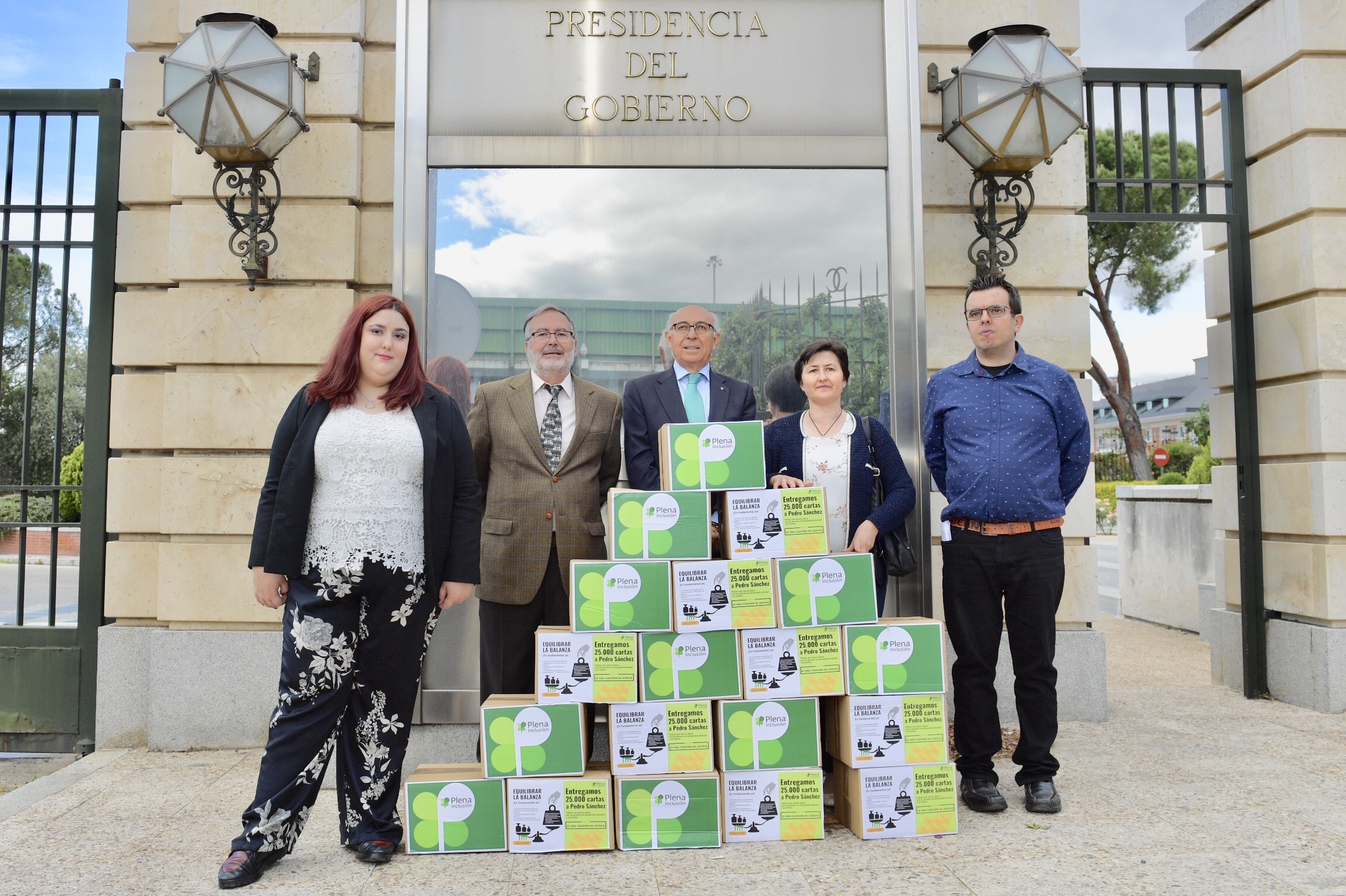 Ir a Plena inclusión entrega en Moncloa 25.000 firmas de familiares de personas con discapacidad intelectual que reivindican una mejora de sus condiciones de vida
