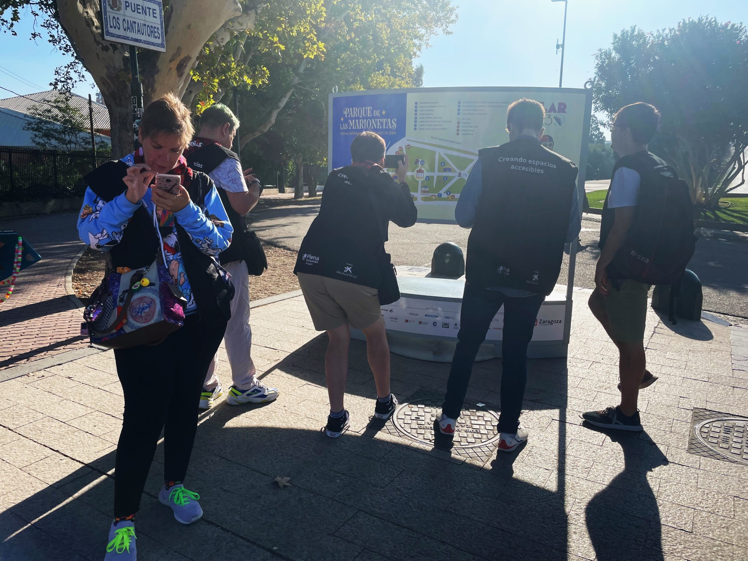 Ir a Plena inclusión Aragón evalúa la accesibilidad cognitiva de los espacios festivos del Pilar 2023