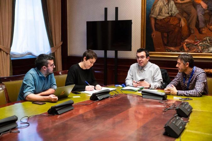 Ir a Un equipo de Mi voto cuenta se reúne con Podemos