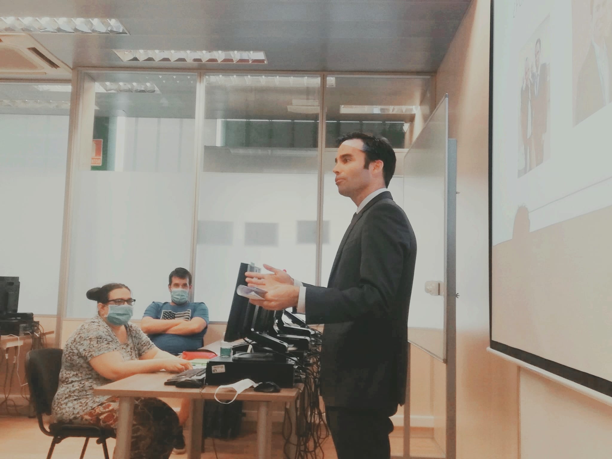 Ir a El director general de Chocolates Lacasa ofrece una clase magistral en el curso de auxiliares de oficina