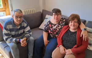 Ángel, Beatriz y Caridad, residentes en un piso del proyecto Mi Casa gestionado por Kairós.