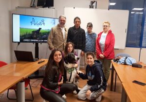 Clara, voluntaria de Adala Zaragoza, con su perra Iza, tras la charla.