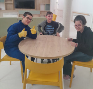 Tres habitantes de la residencia de ATADI en Alcañiz.