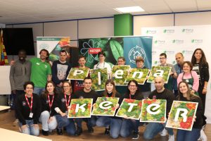 Actividad de jardines verticales por el Día de la Tierra con voluntariado corporativo de Keter