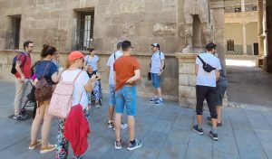 Alejandro García Torrubia ejerce como guía turístico en Zaragoza.