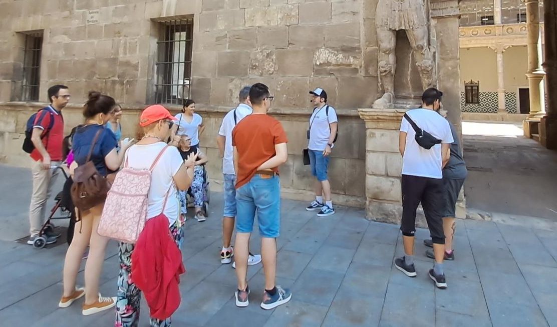 Alejandro García Torrubia ejerce como guía turístico en Zaragoza.