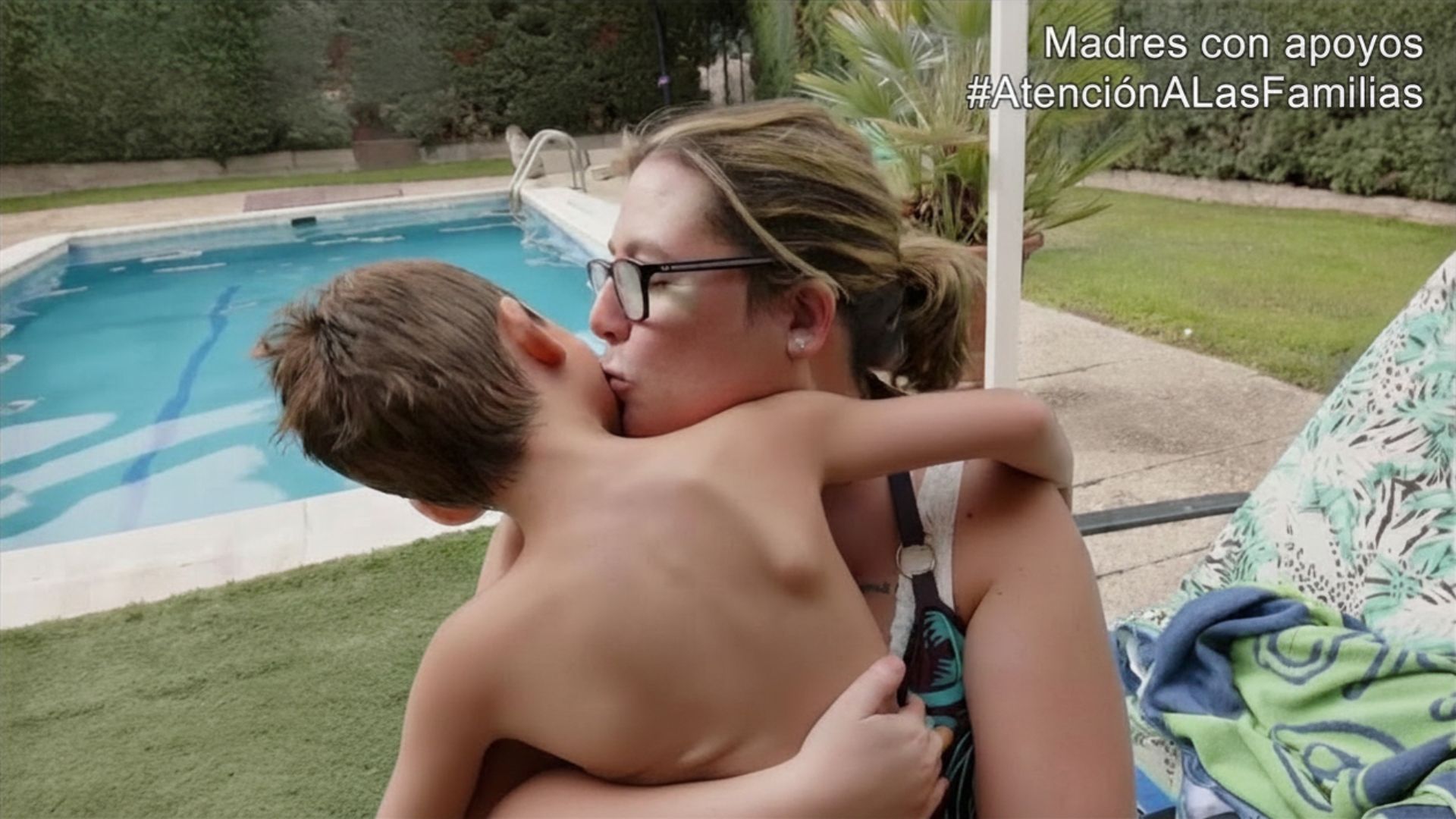 Arancha Sánchez y su hijo en el patio de su casa. Su historia muestra la importancia de los apoyos familiares y públicos para vivir la maternidad con autonomía.